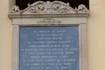 Targa in marmo scuro con iscrizione e cornice in marmo chiaro lavorato