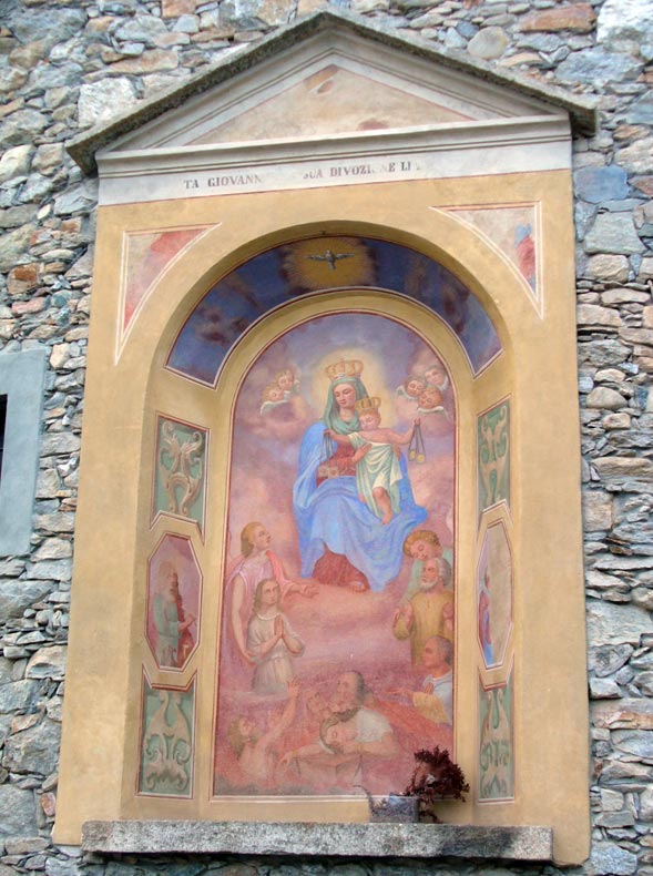 Cappelletta votiva con affresco raffigurante la Madonna del Carmine.