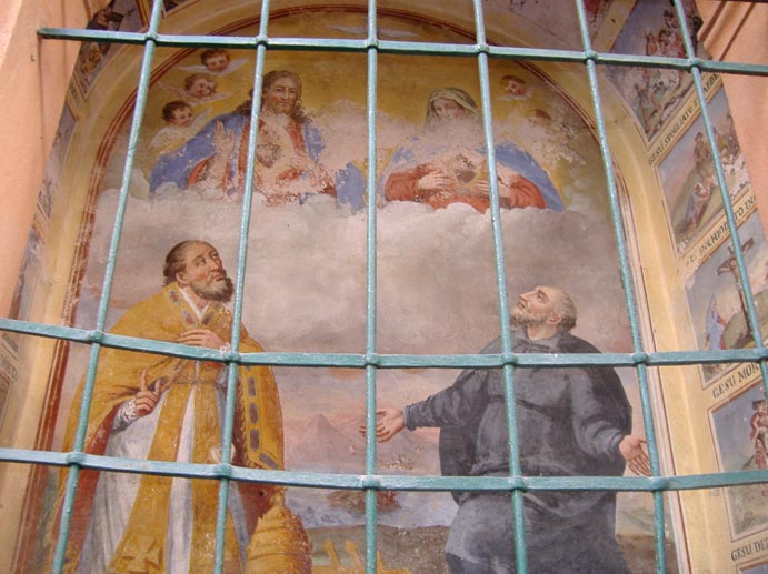Cappelletta raffiguarante in alto Gesù e Maria che mostrano il Sacro Cuore e in basso un vescovo ed un sacerdote.