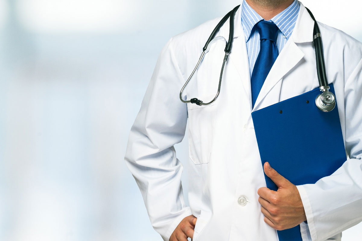 Un medico in camice bianco con uno stetoscopio attorno al collo ed una cartella blu in mano.