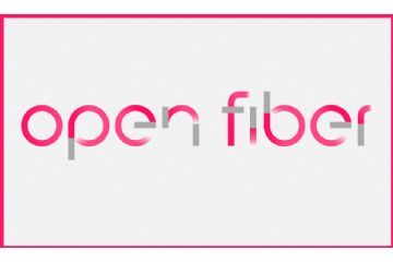 Al centro dello spazio bianco la scritta "open fiber" in rosa acceso con tratti in grigio.