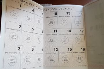 Una tessera elettorale aperta.
