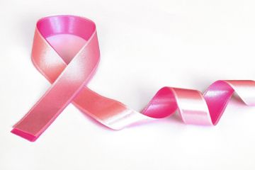 Un nastro rosa, simbolo della lotta al tumore al seno.