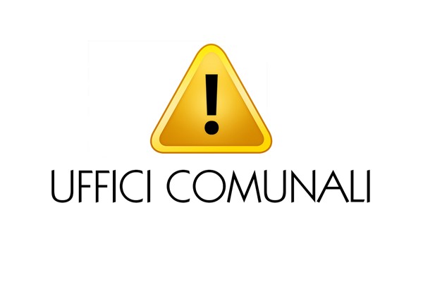 Un cartello centrale a forma di triangolo giallo con un punto esclamativo nero in mezzo e sotto la scritta in stampatello maiuscolo nero "Uffici Comunali"