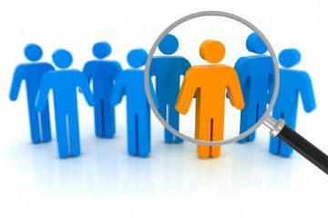 Su sfondo bianco sette figure umane stilizzate di colore blu e una figura umana stilizzata di colore arancione, evidenziata da una lente di ingrandimento.