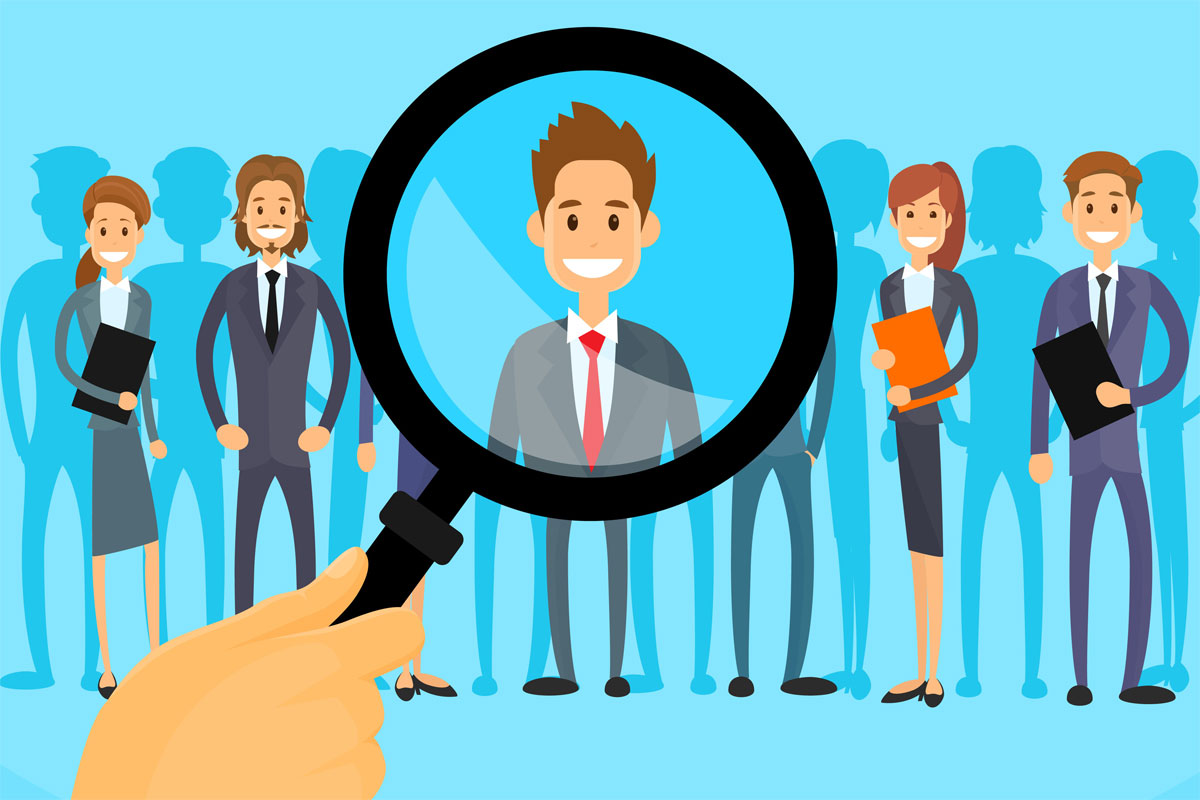 Su sfondo azzurro diverse sagome umane in azzurro più scuro, davanti alle quali ci sono sette figure stilizzate di uomini e donne in abito formale e una figura maschile evidenziata da una lente di ingrandimento.