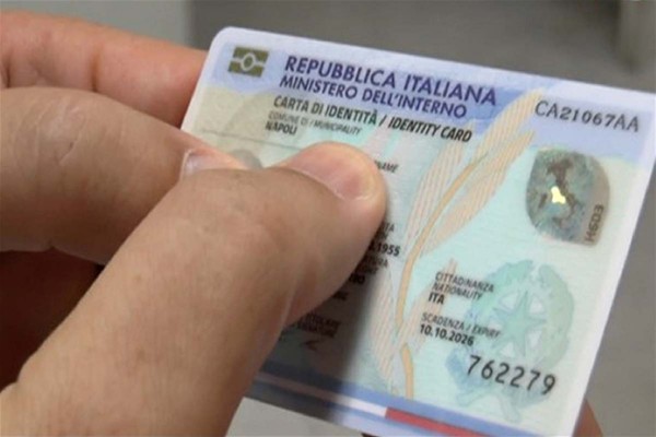 Una mano tiene una C.I.E.