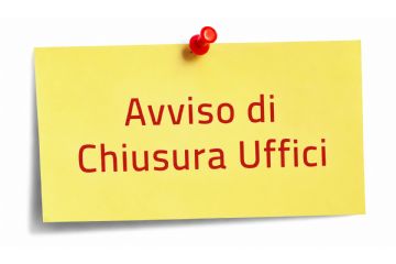 Su sfondo bianco un cartello giallo fermato in alto da una puntina rossa con la scritta in rosso "Avviso di Chiusura Uffici".