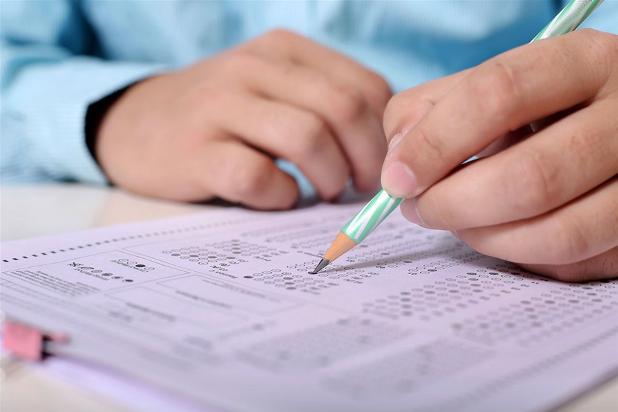 Una persona risponde ad un test su foglio cartaceo.