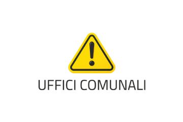 Su sfondo bianco un segnale di pericolo giallo con un punto esclamativo nero al centro e la scritta in nero "Uffici Comunali"